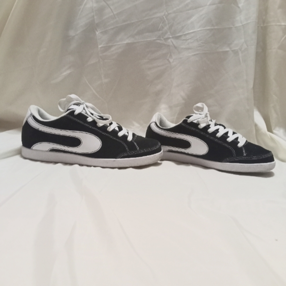 Men's Duffs skate shoes. Size 10.